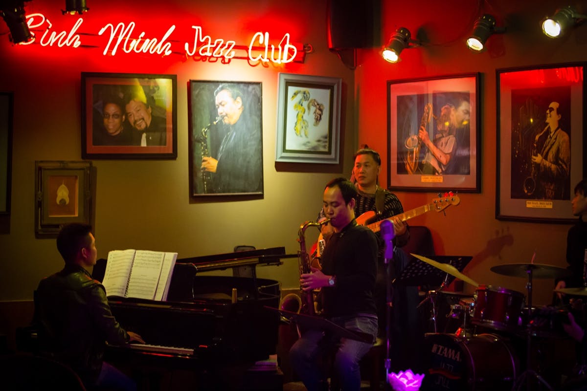 Visita guiada privada a la escena gastronómica y musical callejera de Hanói