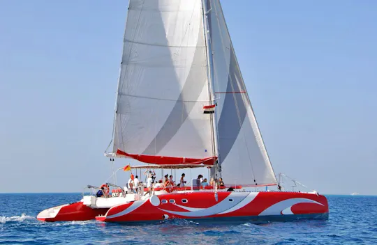 Halbtägiger Ausflug mit Katamaran-Segeln ab Hurghada
