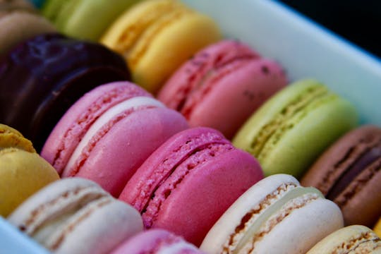 Cours de pâtisserie de macarons parisiens dans une boulangerie renommée