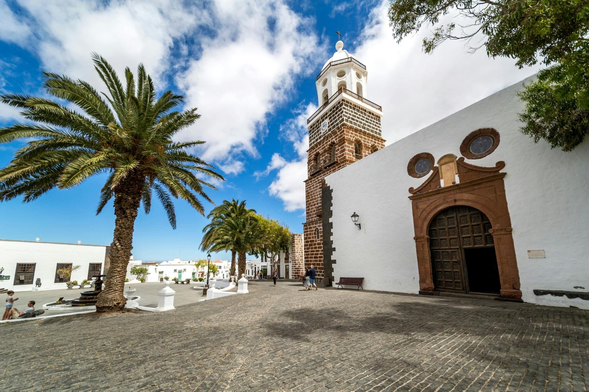 Teguise Sunday Market and LagOmar Visit