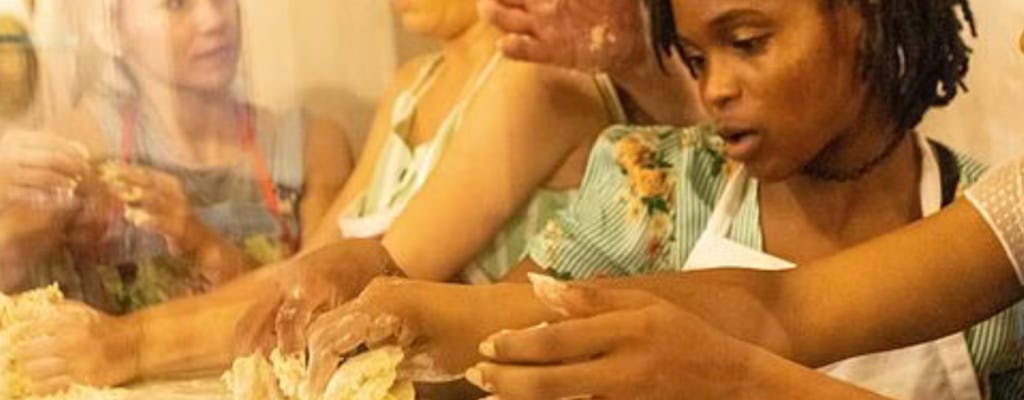 Lezione di pasta fresca e ravioli napoletani in un ristorante autentico