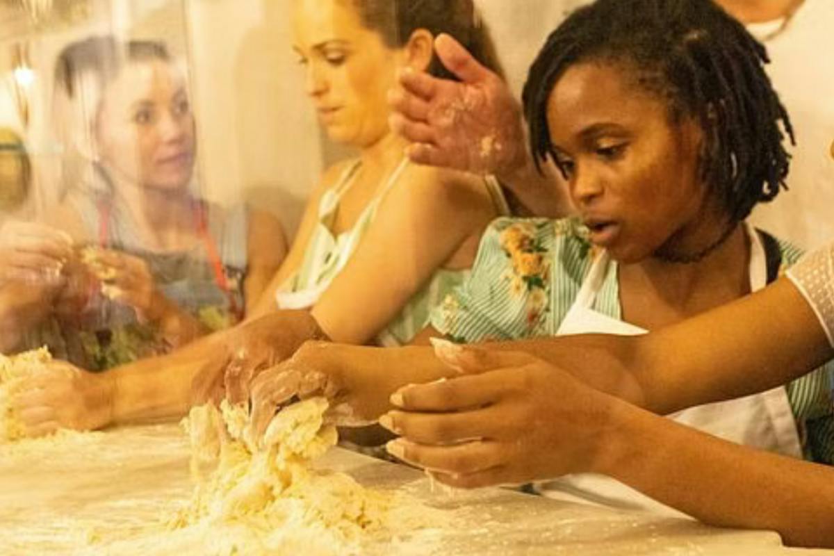 Lezione di pasta fresca e ravioli napoletani in un ristorante autentico