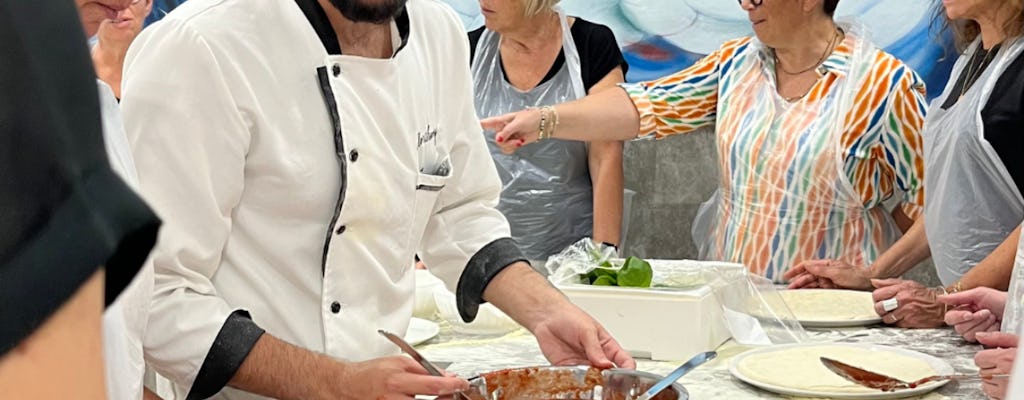 Lezione di preparazione della pizza napoletana in un ristorante tradizionale