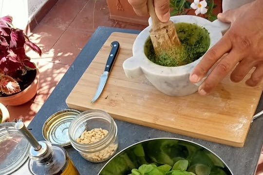 Corso di cucina locale per pasta fatta in casa e pesto con vino