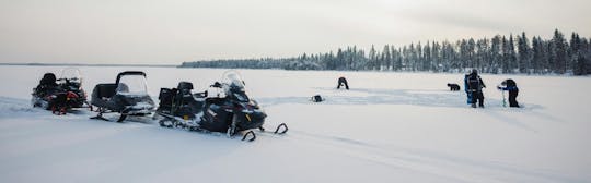 Combinação de pesca no gelo e safari em moto de neve