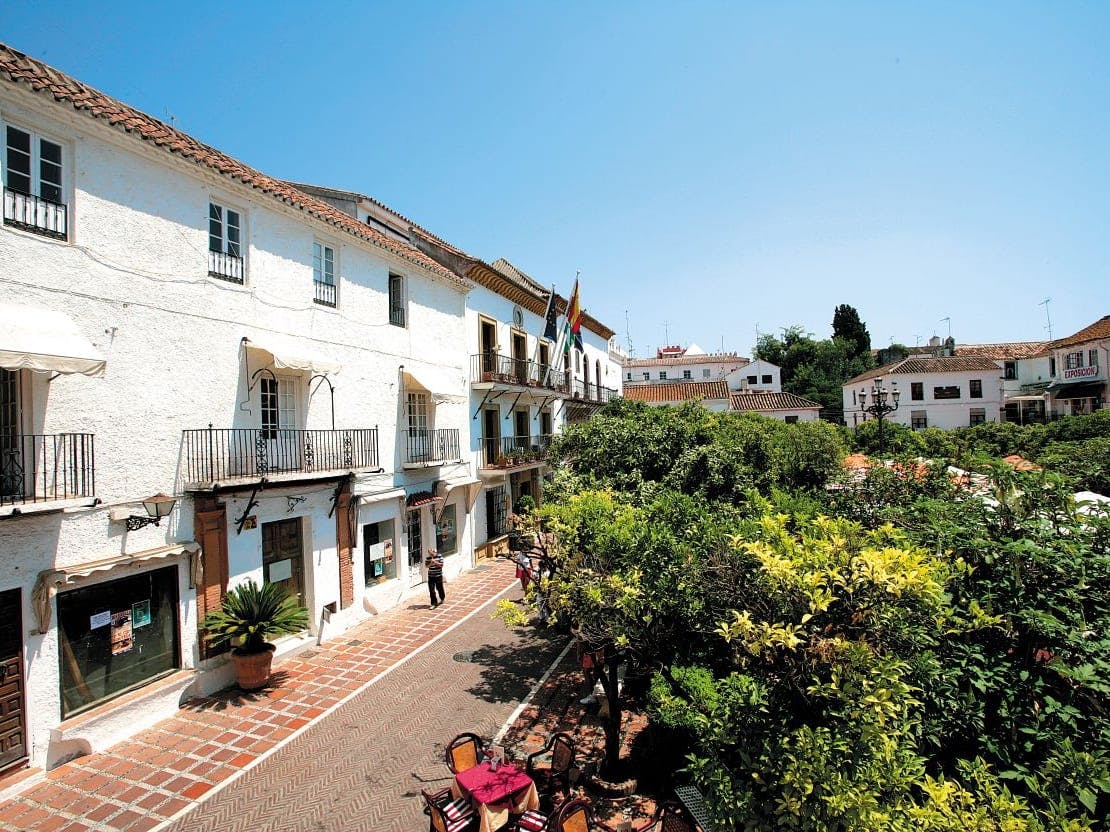 Marbella and Golden Mile Tour with Puerto Banus Visit