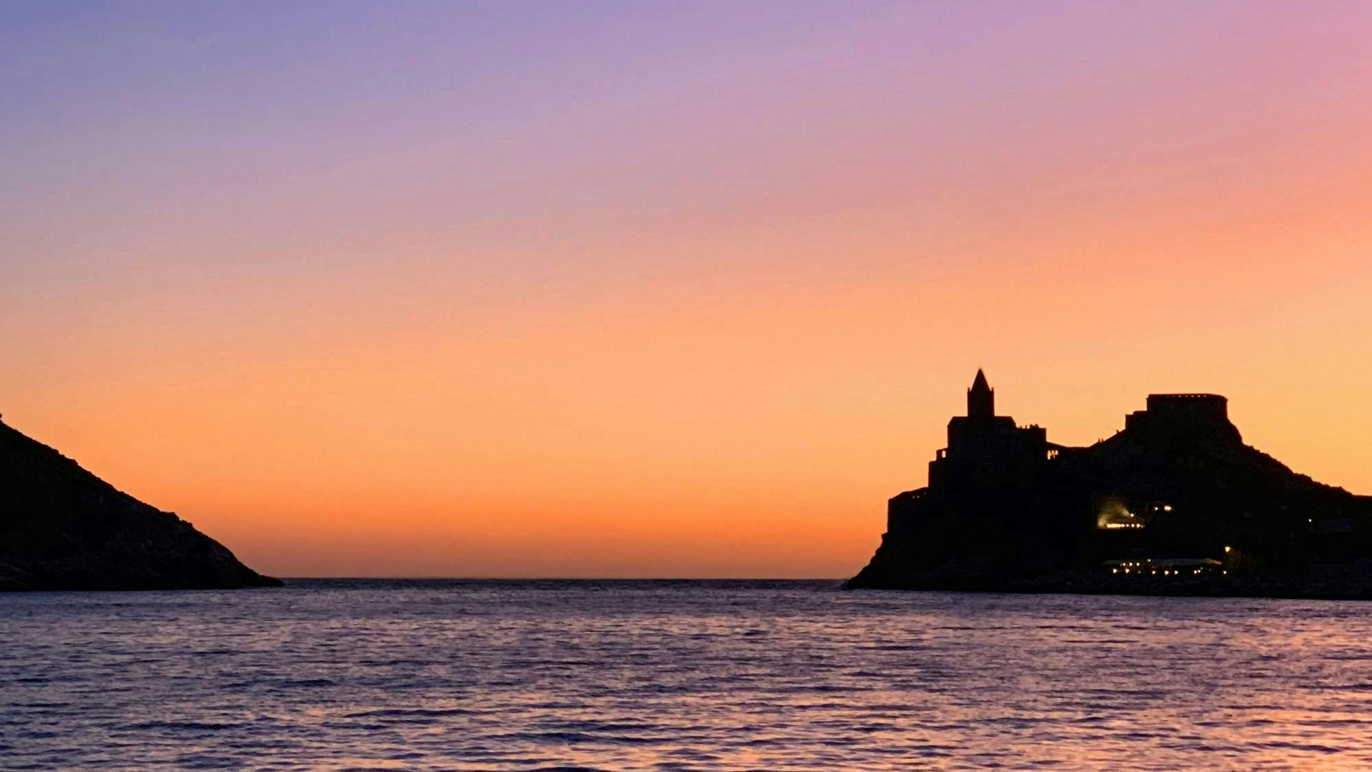 Portovenere und Palmaria: Bootstour bei Sonnenuntergang mit Aperitivo