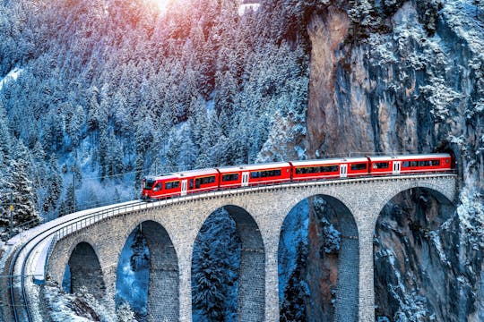 St. Moritz e Alpes Suíços com o trem vermelho Bernina saindo de Milão