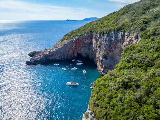Excursión en barco por la bahía de Boka con parada para bañarse en la Cueva Azul