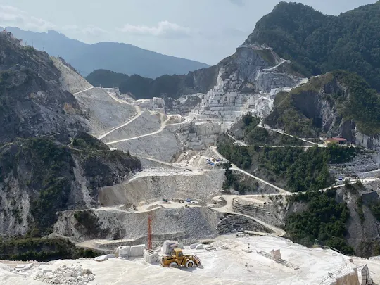 Esclusivo tour avventura in 4x4 nelle grotte di marmo a Carrara