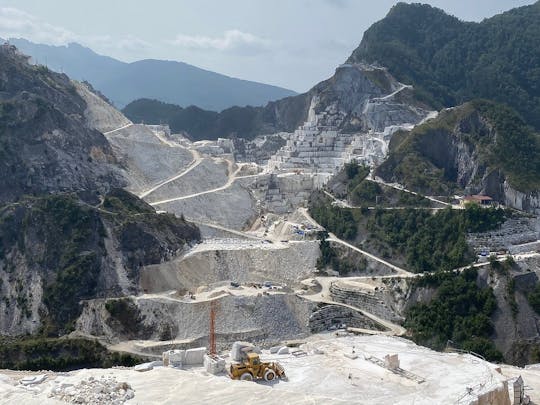 Exklusives Abenteuer in der Marmorhöhle im Geländewagen in Carrara