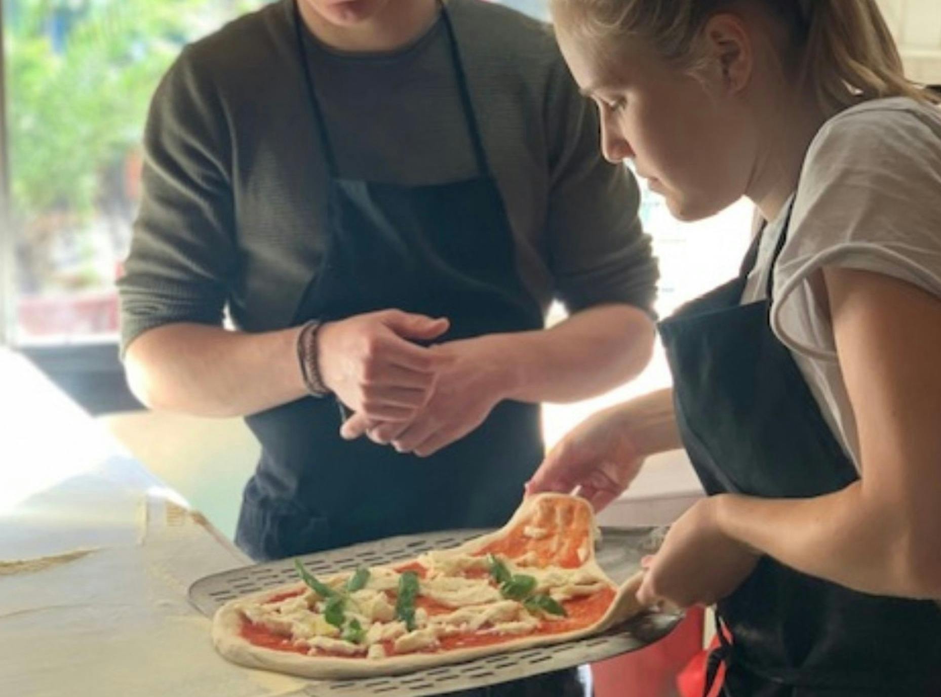 Aula de preparação de pizza em uma pizzaria em Nápoles