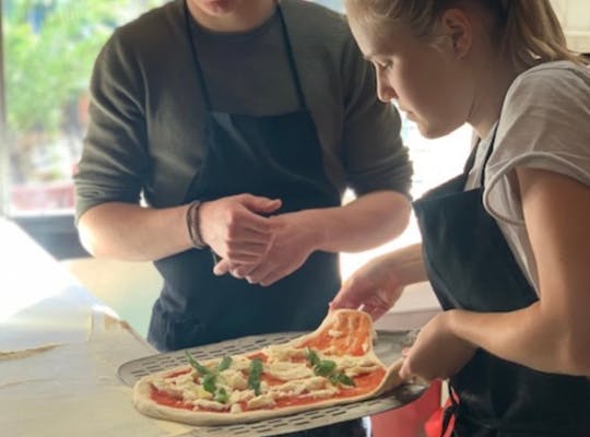 Clase de elaboración de pizza en una pizzería de Nápoles