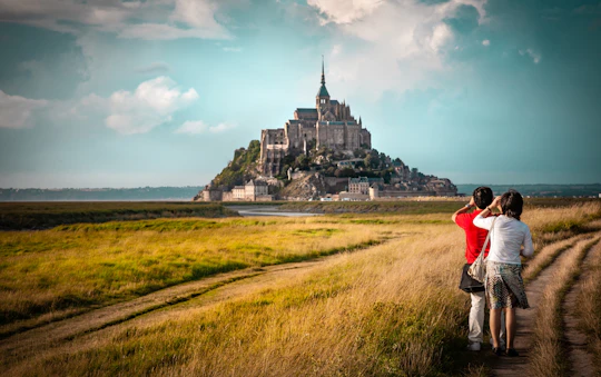 D-Day Beach and Mont Saint-Michel Guided Day Tour from Paris