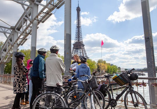 Guided bike tour along the Seine