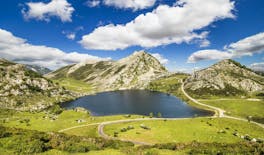 Excursión de un día a los lagos, santuario de Covadonga, Cangas y Lastres desde Gijón