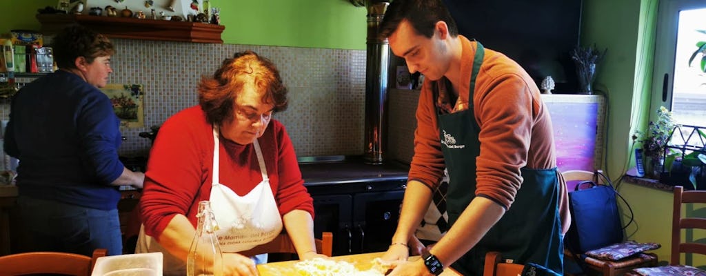 Privater Kochkurs mit Le Mamme del Borgo mit Transfer von Taormina