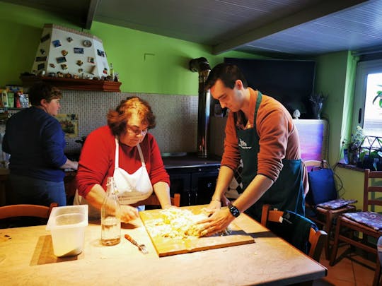 Aula particular de culinária com Le Mamme del Borgo com traslado de Taormina