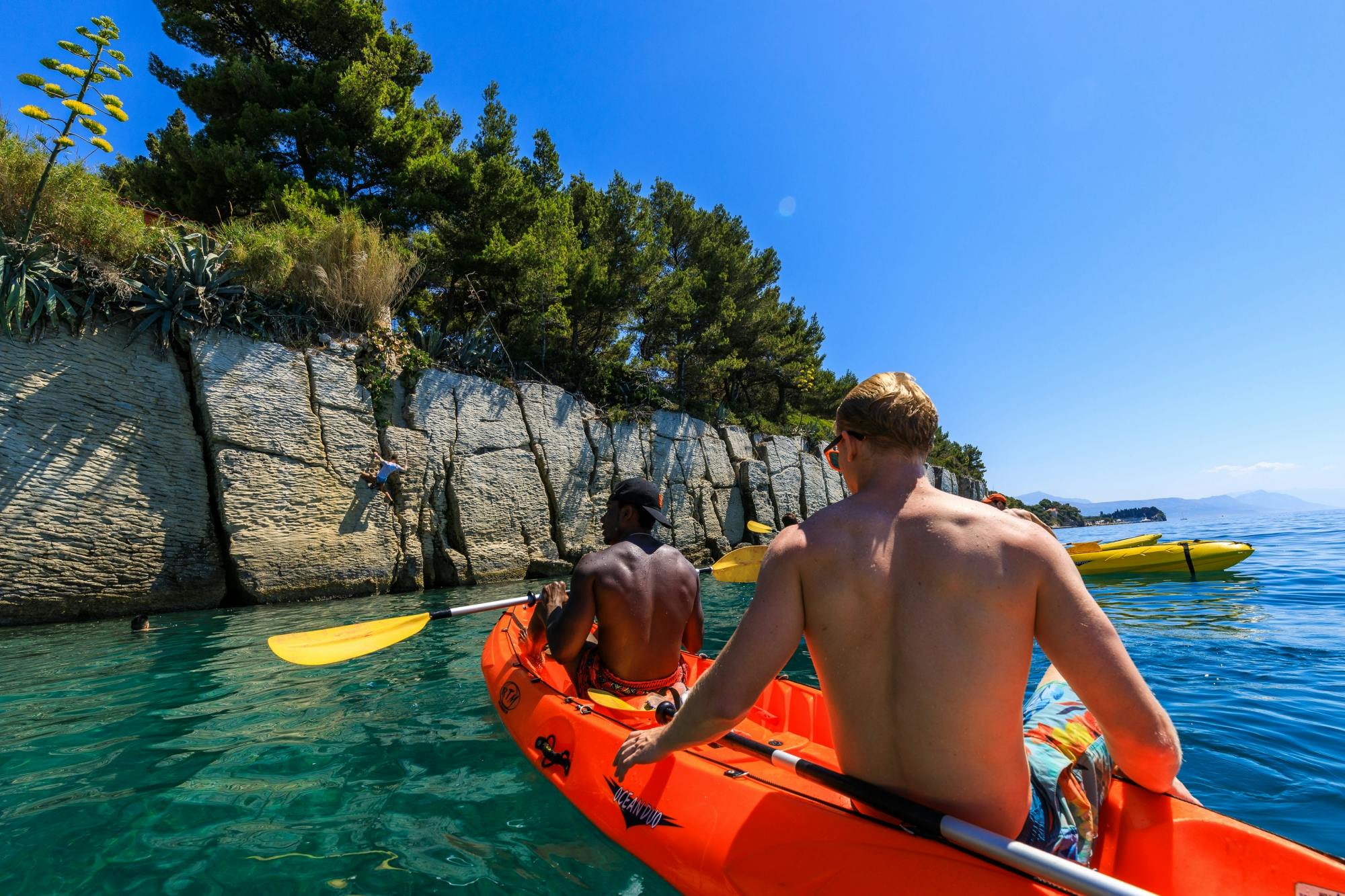 Excursión guiada en kayak con paradas para hacer snorkel desde Split