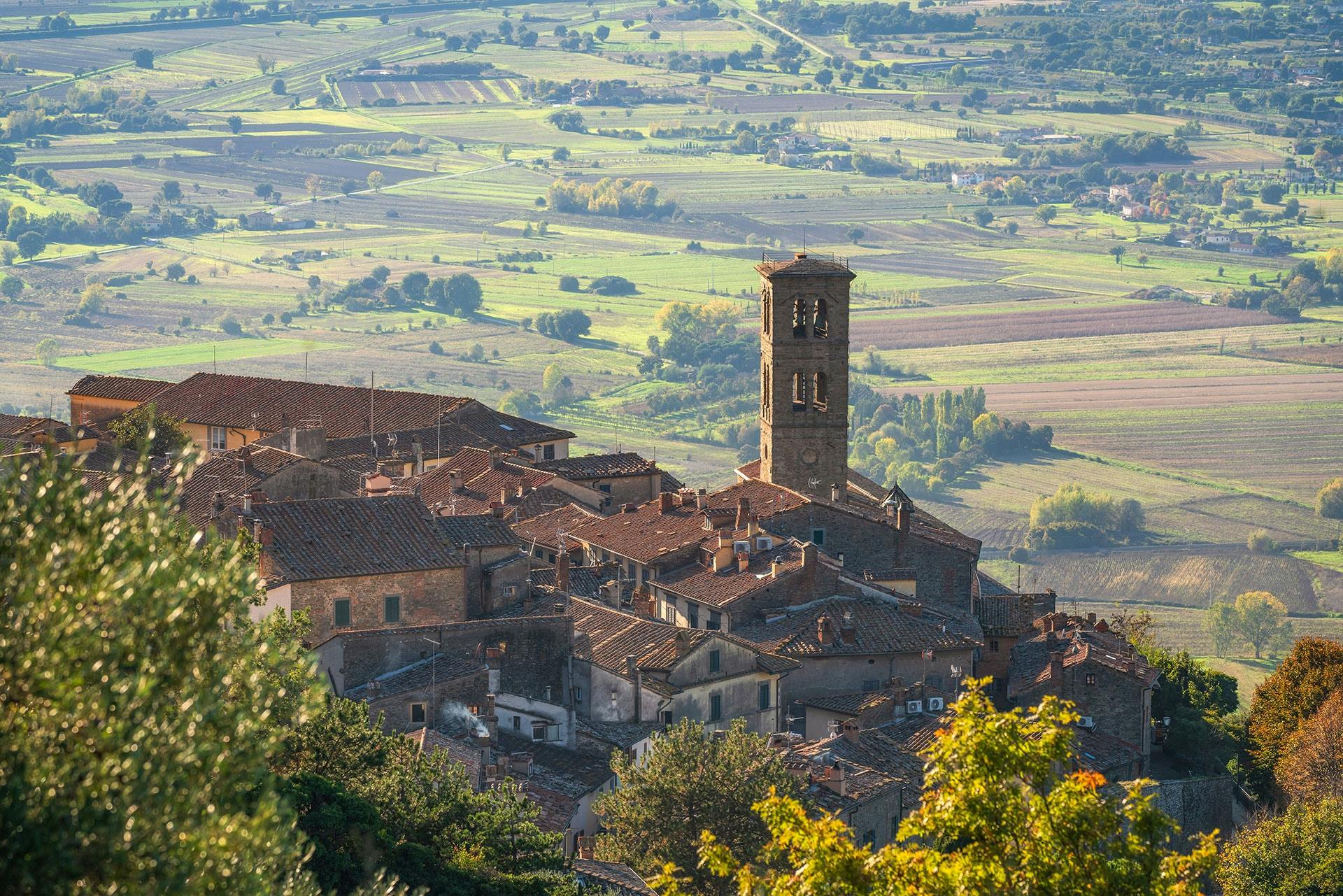 Arezzo and Cortona Guided Tour from Siena with Lunch