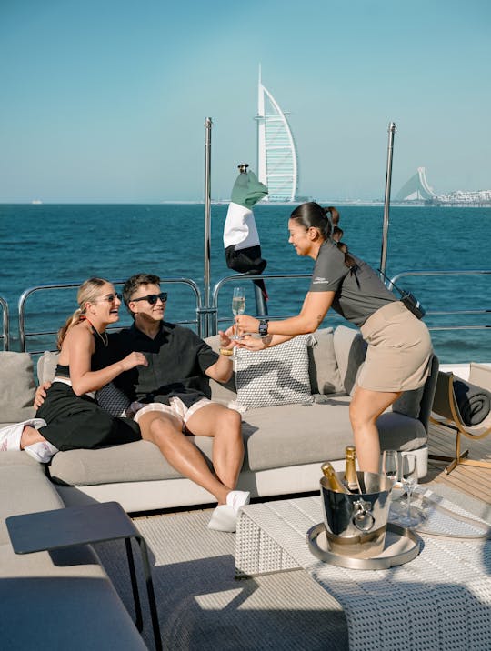 Sunseeker Superyacht: ristoranti gourmet, bevande premium e musica dal vivo