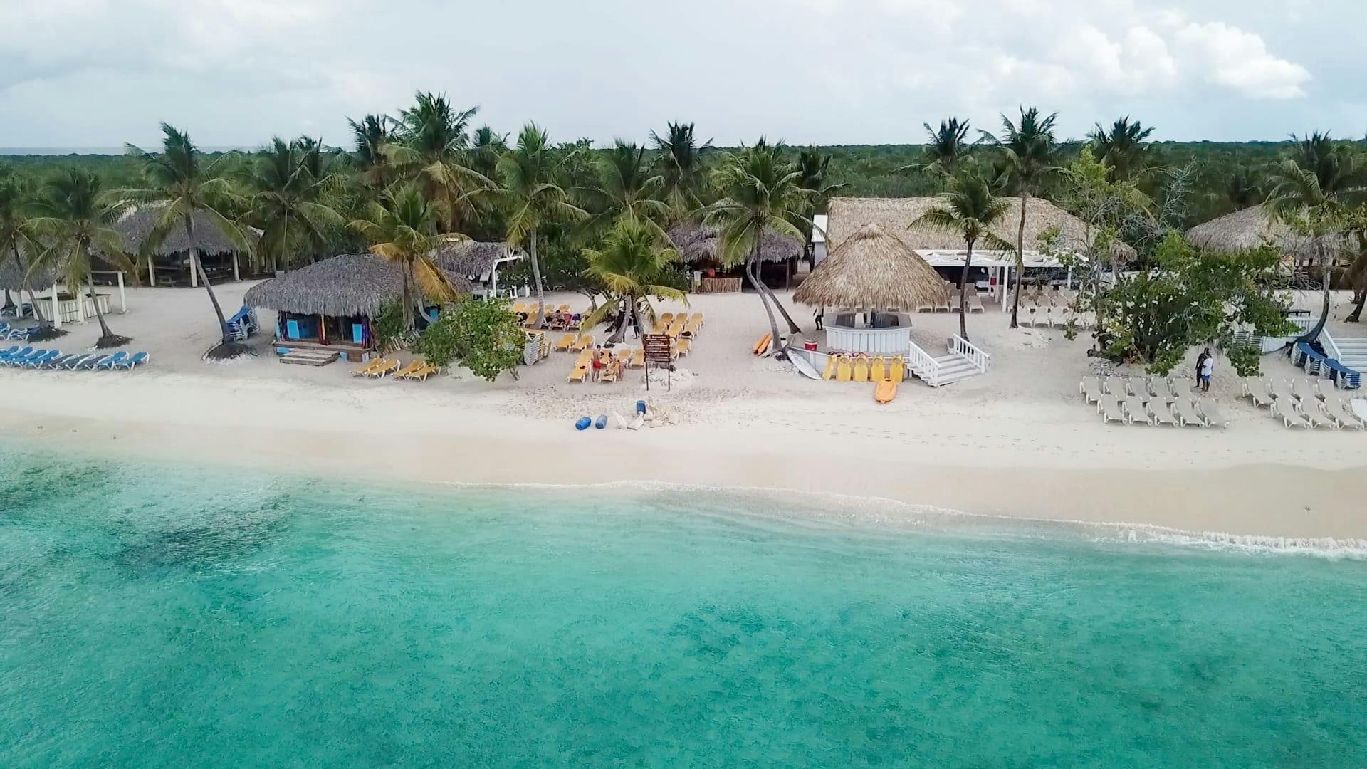 Excursión guiada de día completo a la Isla Catalina con snorkel y visita a los Altos de Chavón