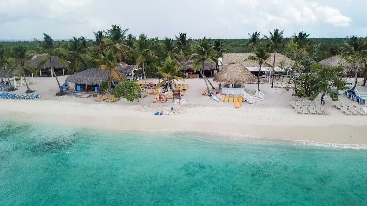 Visita guidata di un'intera giornata all'Isola di Catalina con snorkeling e visita agli Altos de Chavon