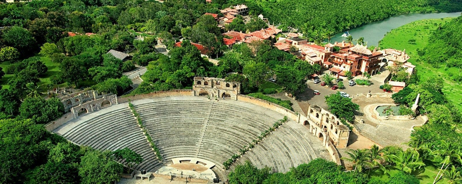 Full-day guided tour to Catalina Island with snorkelling and Altos de Chavon visit