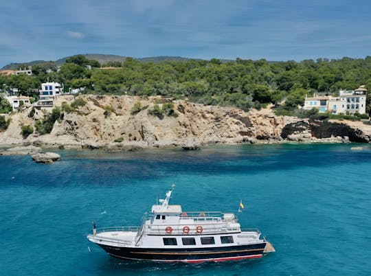 Paseo en barco con barbacoa y esnórquel en Mallorca