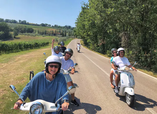 Vespa-Tour bei Sonnenuntergang in der Toskana mit Weinprobe
