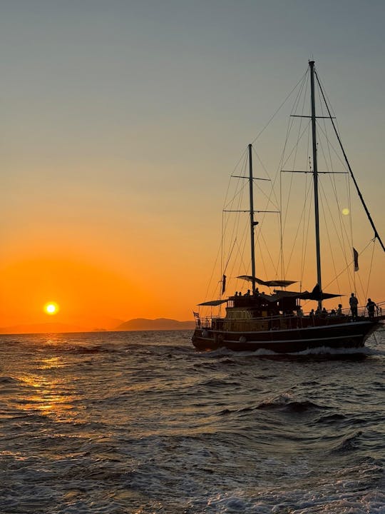 Crociera notturna sulla riviera di Atene con bevande incluse