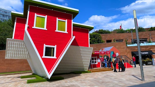 Upside Down House-Erlebnis in Liverpool