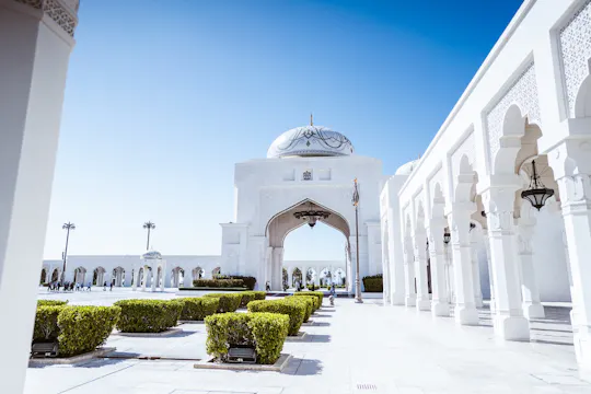 Visita guiada por Abu Dhabi com Qasr Al Watan e almoço incluídos