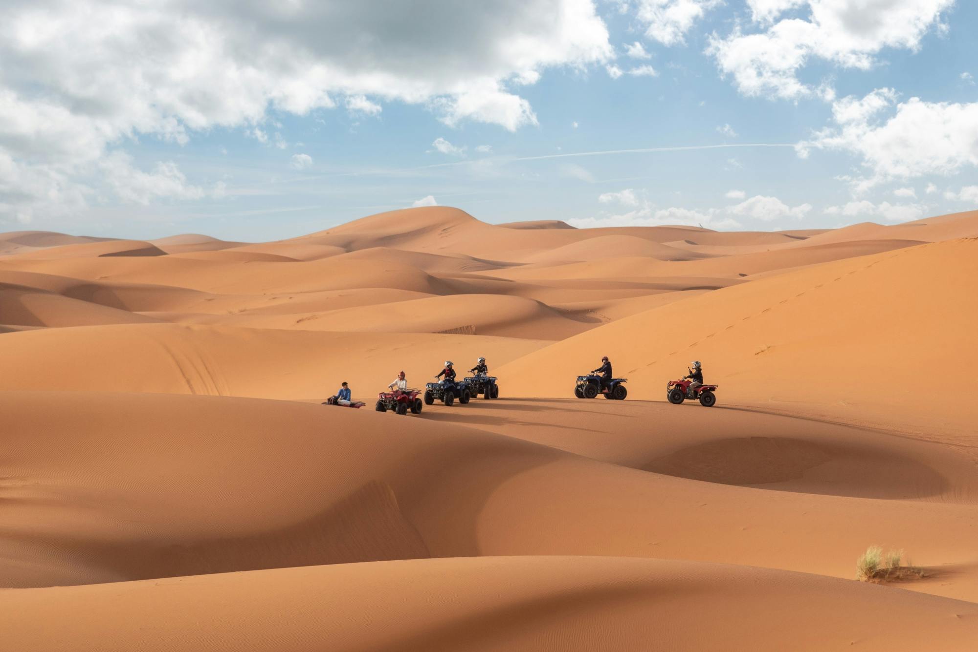 Quadfahren in den Sahara-Dünen mit Kamelritt bei Sonnenuntergang und BBQ