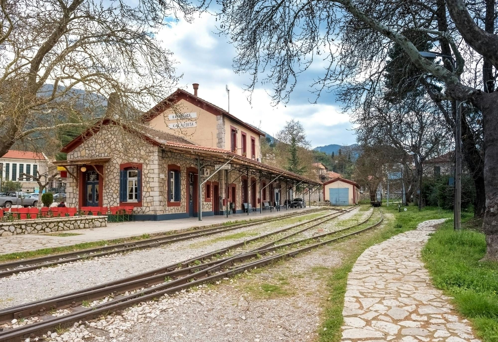 Visita a Kalavryta, viaggio in treno attraverso le gole di Vourikos e i laghi delle grotte e il monastero di Mega Spileo.