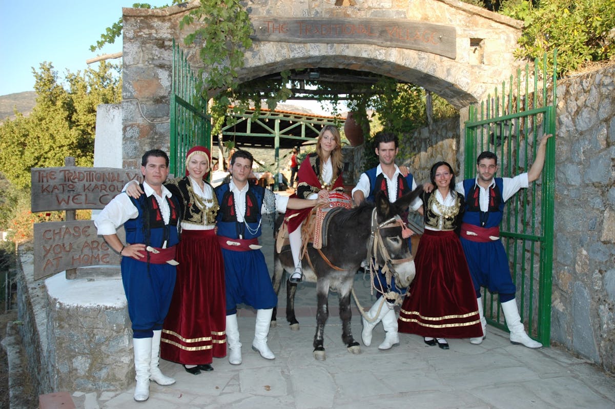 Cretan evening at Kato Karouzanos with dinner and live music