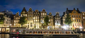 Cruzeiro noturno pelos canais de Amsterdã