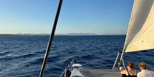 Crucero semiprivado de medio día en catamarán por Rodas con traslado