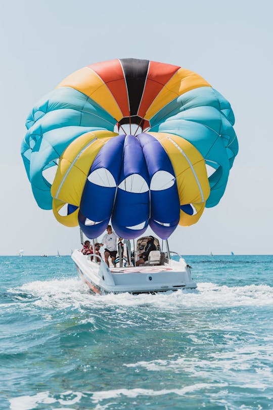 Doświadczenie parasailingu na Majorce