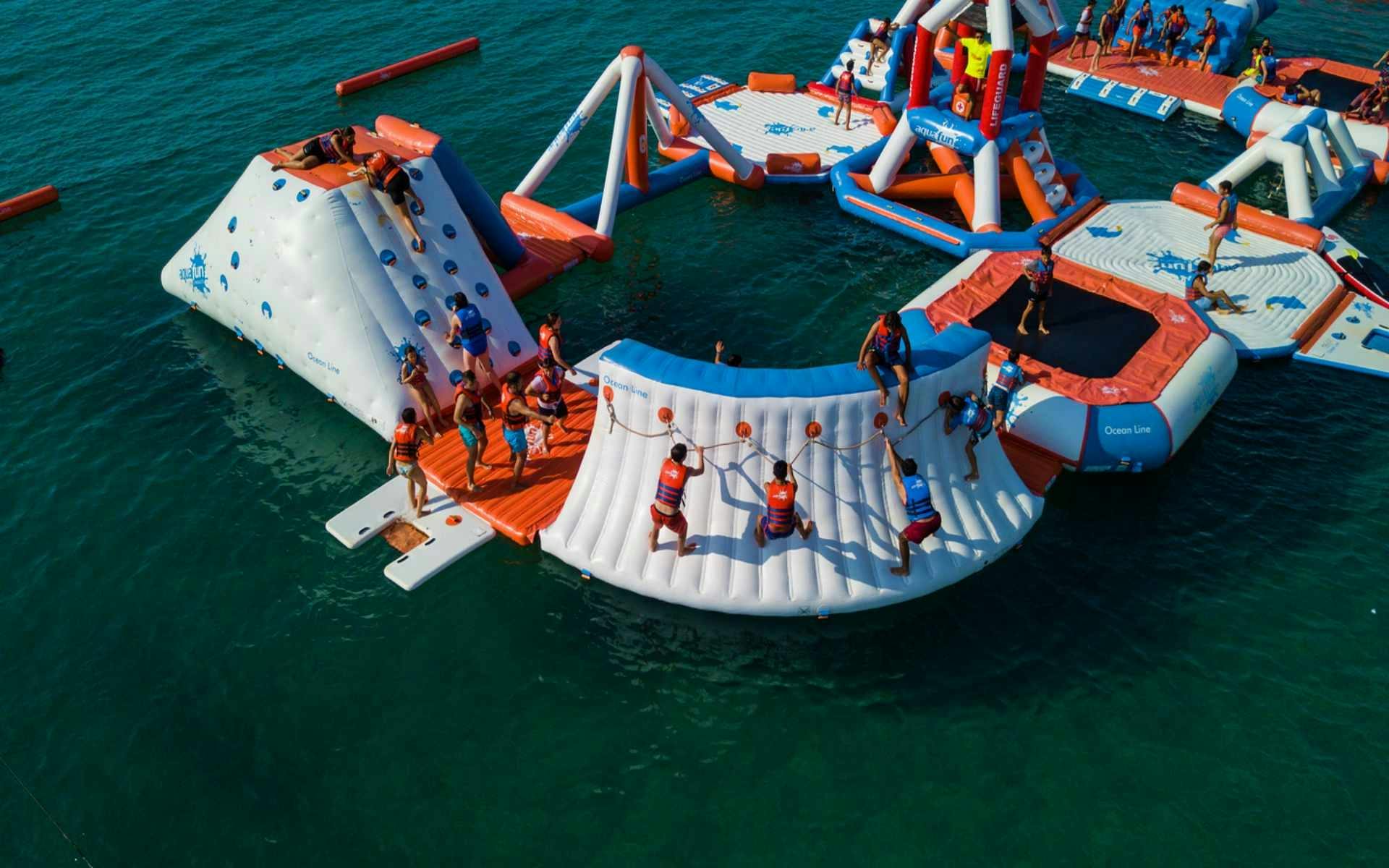 Abenteuer im aufblasbaren Wasserpark im Meer von Salou