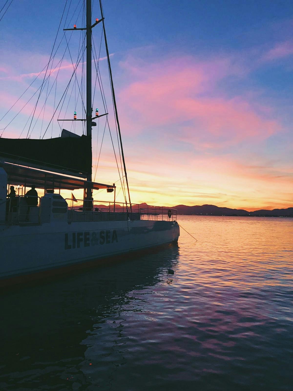 Excursión en catamarán al atardecer en Mallorca