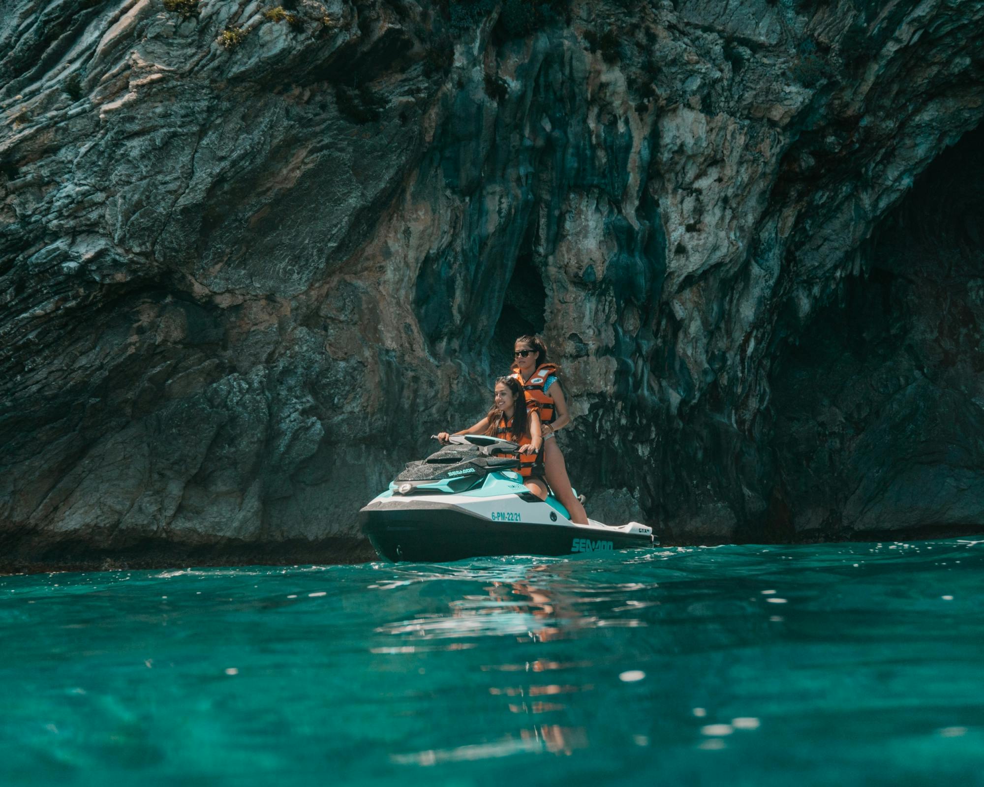 Excursion d'une heure en jet ski à Cala en Basset et Cueva s'Argilau