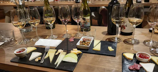 Esperienza di degustazione di formaggi e vini a Santiago de Compostela