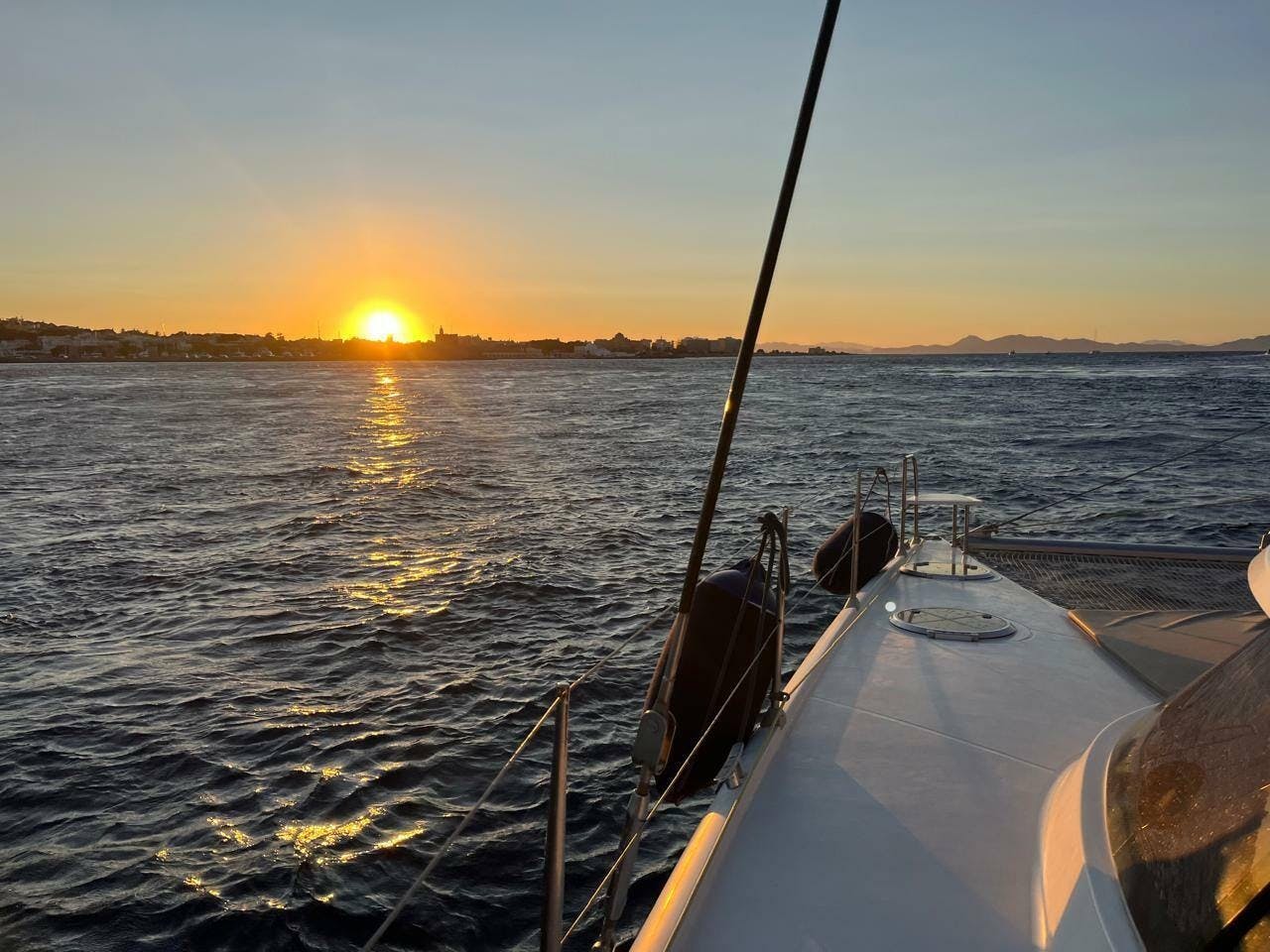 Crucero en catamarán semiprivado al atardecer con traslado por Rodas