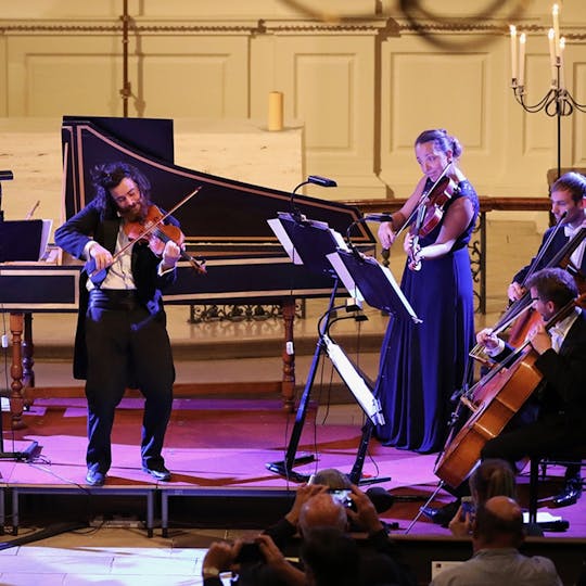 Bach-Violinkonzert bei Kerzenschein in der Kathedrale von Wells