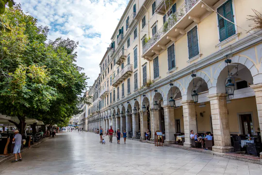 Corfu stadstour en schilderachtige boottocht door de baai met diner in een taverne