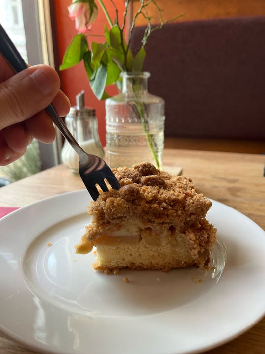 Hamburg food tour with full meal and drinks