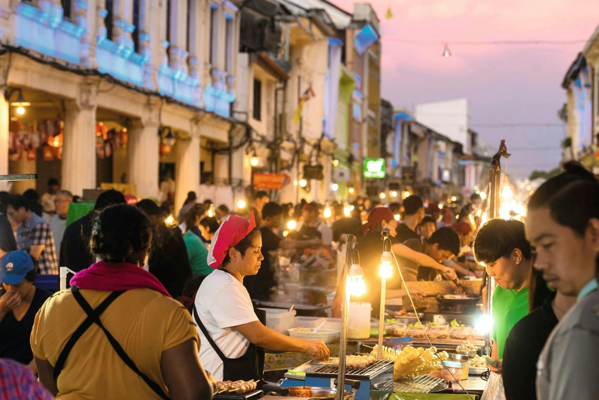 Visita al casco antiguo de Phuket con el mercado nocturno de Thalang Road