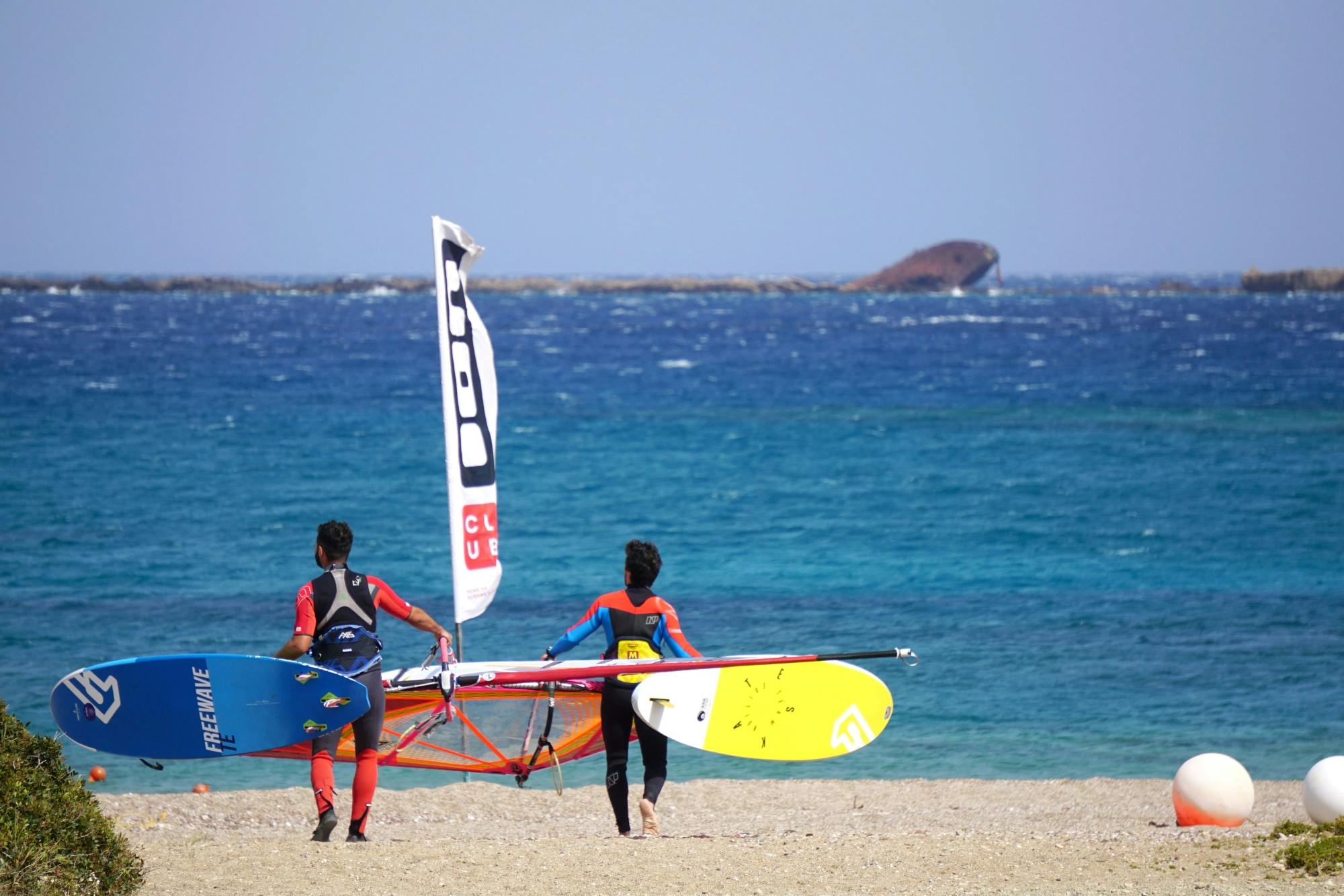 Windsurfing w zatoce Chicken Bay na Karpathos