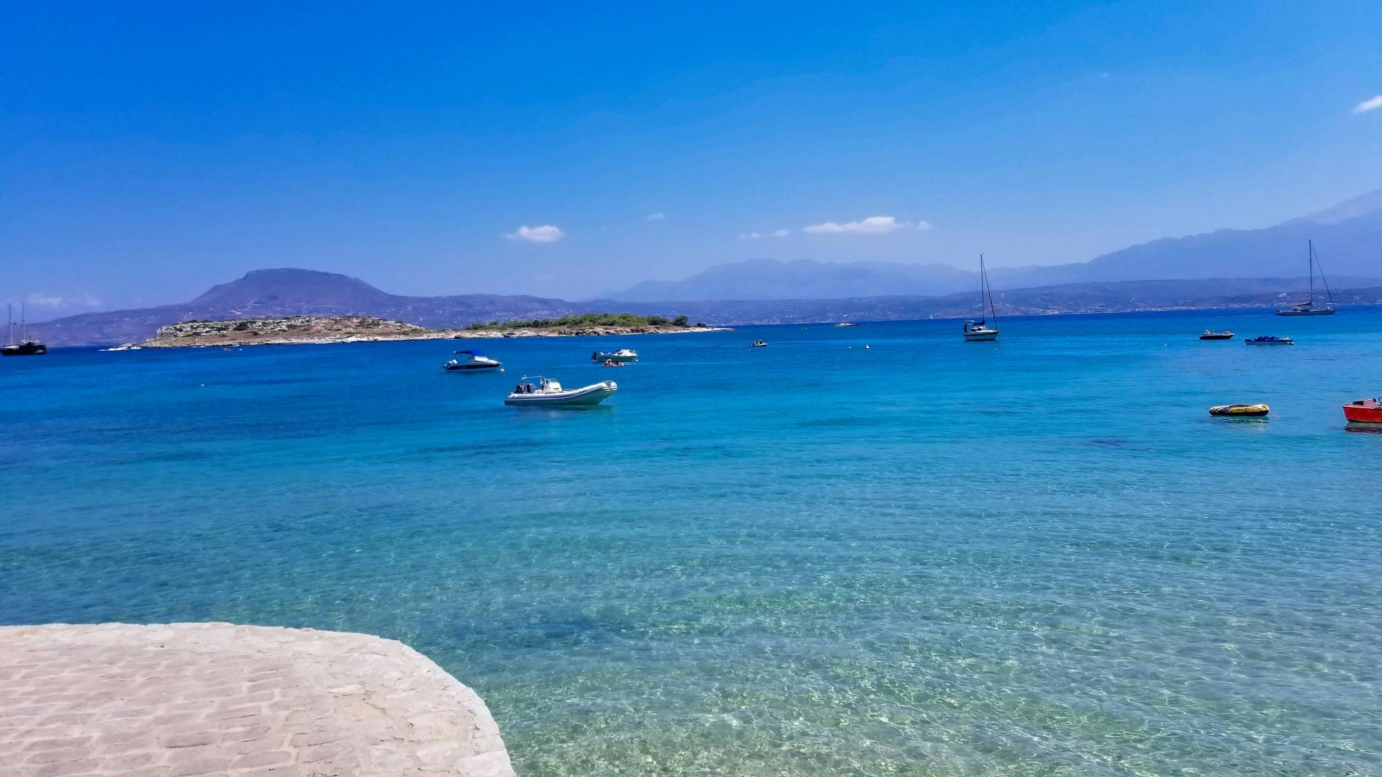 Crociera in catamarano dal porto di Souda, nella parte occidentale di Creta